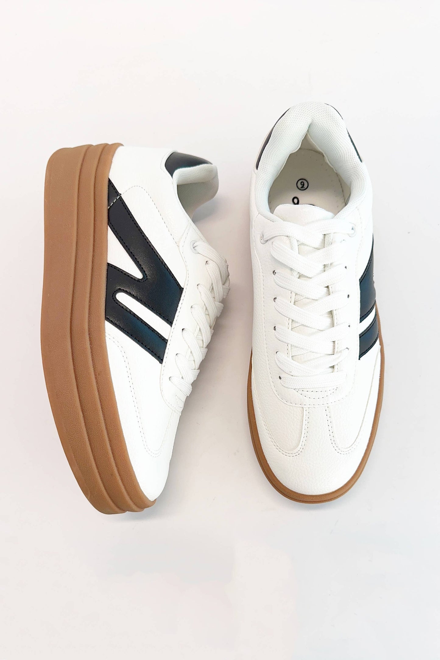 GUMMY BOTTOM PLATFORM SNEAKER (Black and White)
